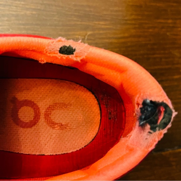 Play condition on cloud running shoes - Picture 2 of 4